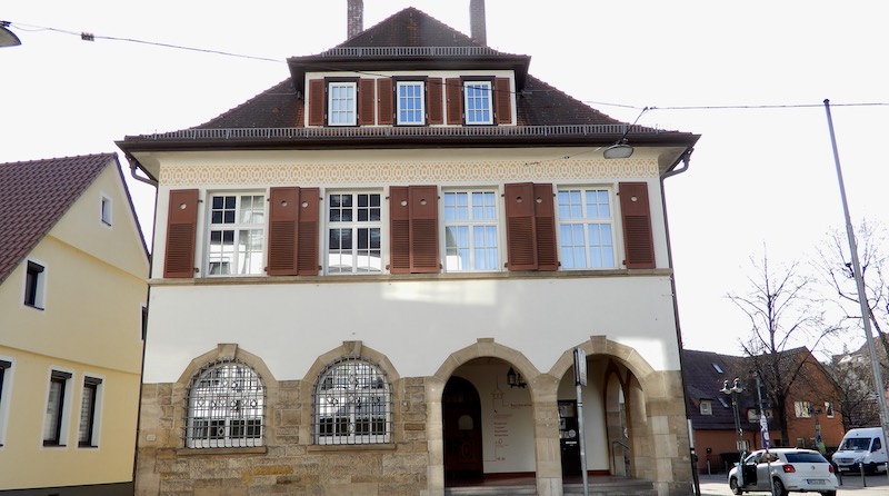 Blick von der Amstetter Straße auf die Eingangsseite des Bezirksrathauses Hedelfingen