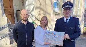 Spender und Spendenempfänfer vor der Kita Ruiter Straße