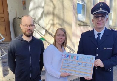 Spender und Spendenempfänfer vor der Kita Ruiter Straße