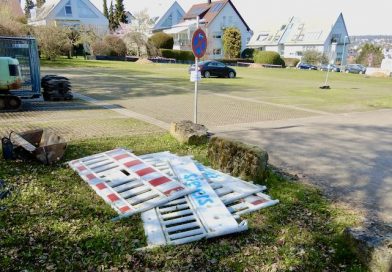 Blick über den für Bauarbeiten gesperrten Friedhofsparkplatz am Höhenringweg in Sillenbuch