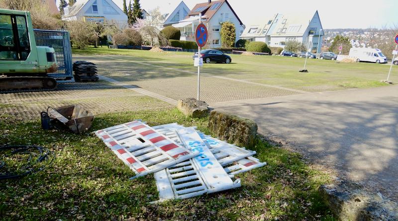 Blick über den für Bauarbeiten gesperrten Friedhofsparkplatz am Höhenringweg in Sillenbuch
