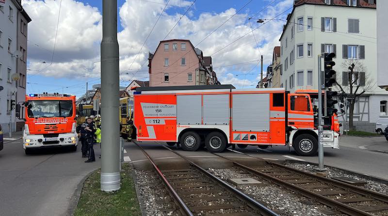 Feuerwehr Stuttgart bei einem Verkehrsunfall