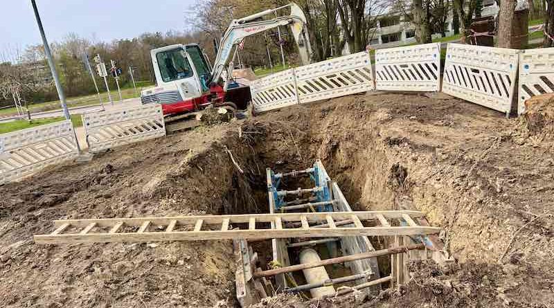 Blick in eine Baugrube mit Wasserleitung am Ilse-Beate-Jäkel-Weg in Sillenbuch