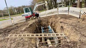 Blick in eine Baugrube mit Wasserleitung am Ilse-Beate-Jäkel-Weg in Sillenbuch