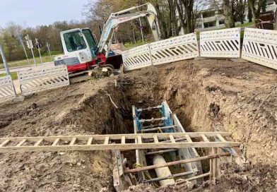 Blick in eine Baugrube mit Wasserleitung am Ilse-Beate-Jäkel-Weg in Sillenbuch