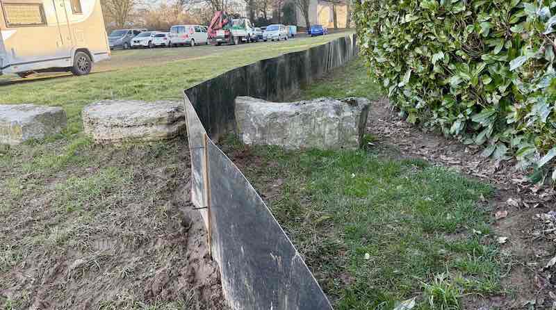 Reptilienschuttzaun zwischen Häusern und Friedhofsparkplatz am Höhenringweg