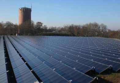 Blick über eine Dachfläche mit großer Solarthermieanlage