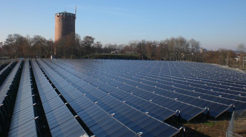 Blick über eine Dachfläche mit großer Solarthermieanlage