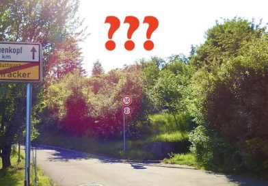 Blick von Rohracker auf den Speidelweg mit montierten roten Fragezeichen