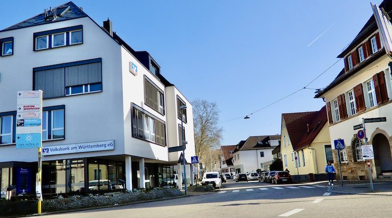 Blick von der Amstetter Straße in RRichtung Esslingen auf Volksbank und Bezirksrathaus