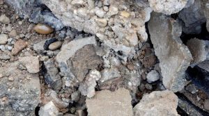 Gebrochene Asphaltstücke