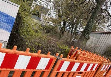 Orangefarbene Baustellenabsperrgitter beim Taxistand in Sillenbuch