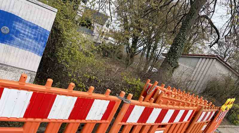 Orangefarbene Baustellenabsperrgitter beim Taxistand in Sillenbuch