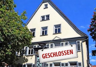 Ansicht des Bezirksrathauses Wangen mit einmontiertem Schild „Geschlossen”