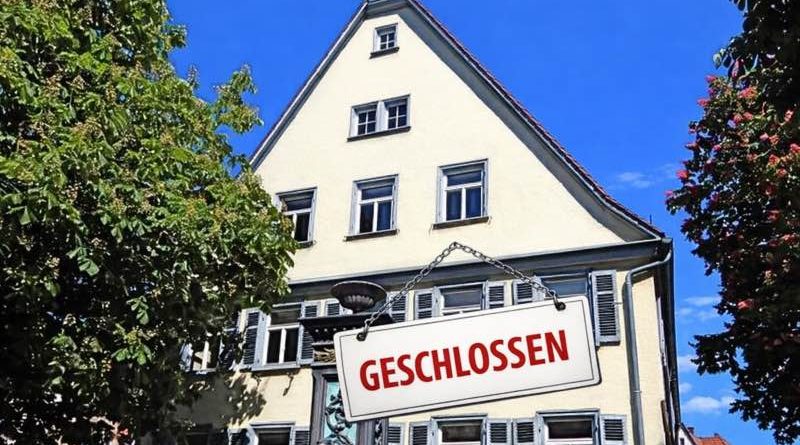 Ansicht des Bezirksrathauses Wangen mit einmontiertem Schild „Geschlossen”