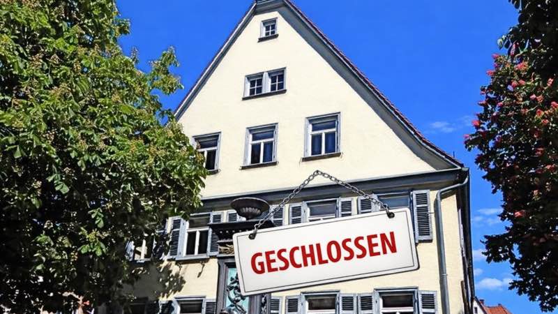 Ansicht des Bezirksrathauses Wangen mit einmontiertem Schild „Geschlossen”