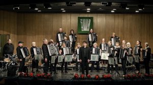 Handharmonikaorchester Flottweg Sillenbuch auf der Bühne im Theater des Wohnstifts Augustinum