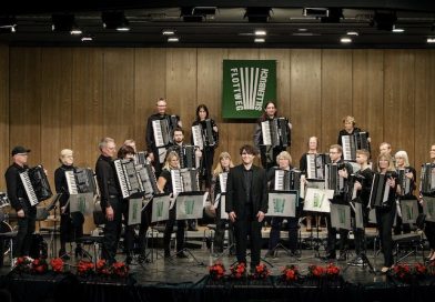 Handharmonikaorchester Flottweg Sillenbuch auf der Bühne im Theater des Wohnstifts Augustinum