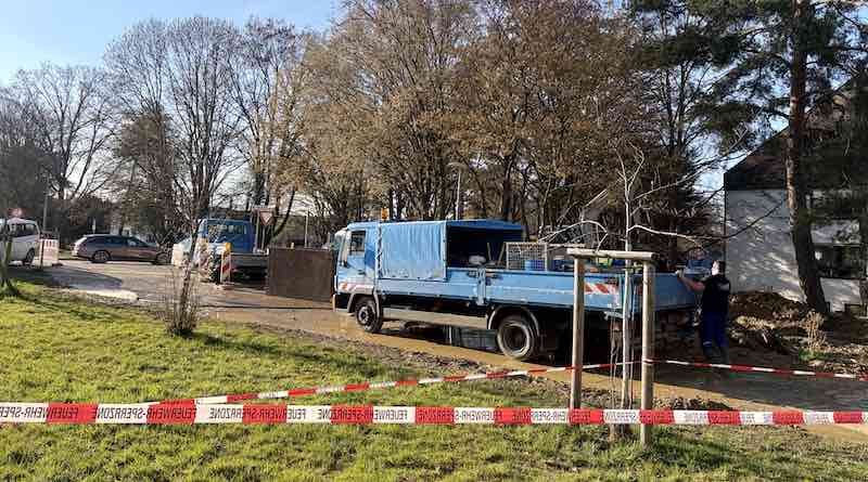 Baufahrzeuge im abgesperrten Bereich am Ilse-Beate-Jäkel-Weg