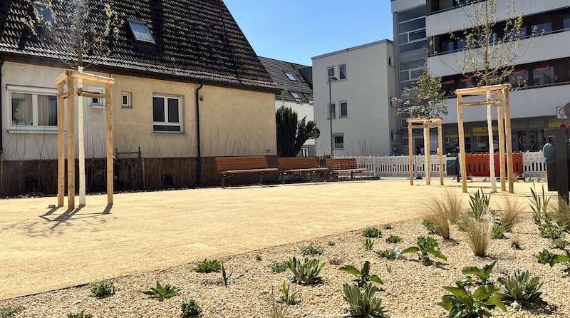 Blick über den Quartiersplatz an der Hindenburgstraße im April 2026
