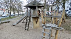 Kletterturm auf dem Spielplatz Nähterstraße nach abgeschlossener Sanierung im März 2026
