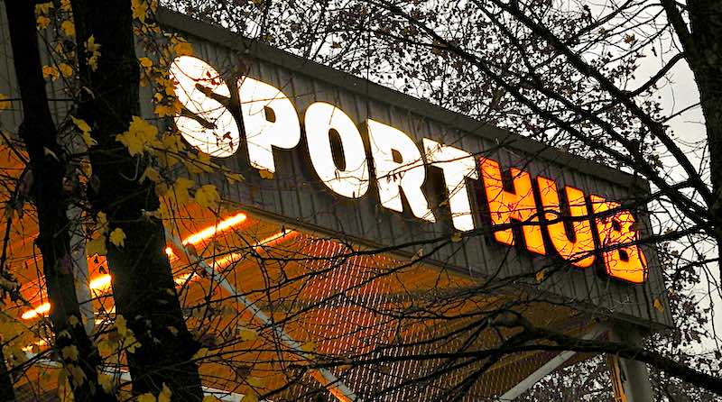 Leuchtschriftzug am Dach des SportHub in Wangen