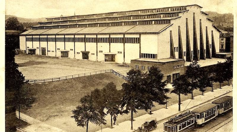 Stadthalle Stuttgart als historisches Postkartenmotiv