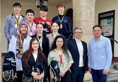 Taekwondo-Spportler vor dem Eingang des Bezirksrathauses Hedelfingen