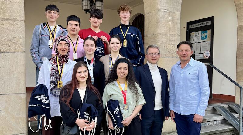 Taekwondo-Spportler vor dem Eingang des Bezirksrathauses Hedelfingen