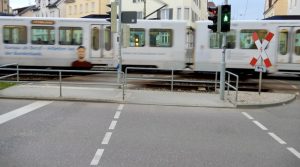 Durchfahrende Stadtbahn am Z-Überweg Wasenstraße
