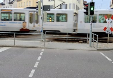 Durchfahrende Stadtbahn am Z-Überweg Wasenstraße