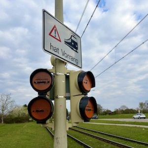 Doppeltes Springlicht am Stadtbahngleis beim Abendeck