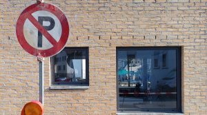 Historisches Parkverbot-Schild vor einem Gebäude an der Zinkbrunnenstraße in Wangen