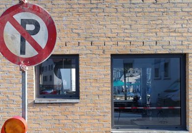 Historisches Parkverbot-Schild vor einem Gebäude an der Zinkbrunnenstraße in Wangen