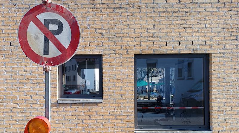 Historisches Parkverbot-Schild vor einem Gebäude an der Zinkbrunnenstraße in Wangen