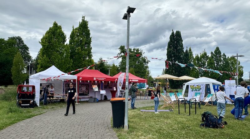 Aufbau von Zelten für einen Aktionstag auf einem Platz