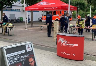 Aufbau eines Aktionsstandes der Feuerwehr Riedenberg auf dem Sillenbucher Marktgelände