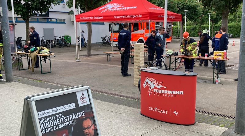 Aufbau eines Aktionsstandes der Feuerwehr Riedenberg auf dem Sillenbucher Marktgelände
