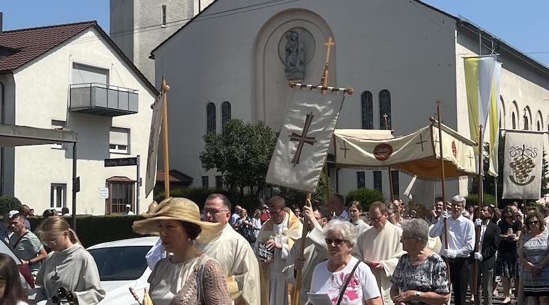 Fronleichnamsprozession vor St. Christophorus in Wangen