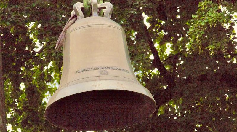 Glocke am Kran für Baumkrone