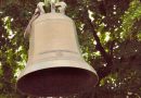 Glocke am Kran für Baumkrone