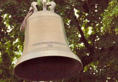 Glocke am Kran für Baumkrone