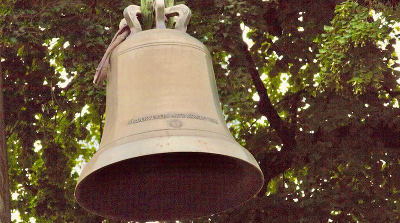 Glocke am Kran für Baumkrone