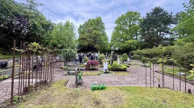 Blick auf den neu gestalteten Urnenhof auf dem Ostfilderfriedhof