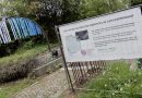 Bauzaun mit Infotafel vor neu gestaltetem Urnenhof auf dem Ostfilderfriedhof Sillenbuch