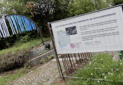 Bauzaun mit Infotafel vor neu gestaltetem Urnenhof auf dem Ostfilderfriedhof Sillenbuch