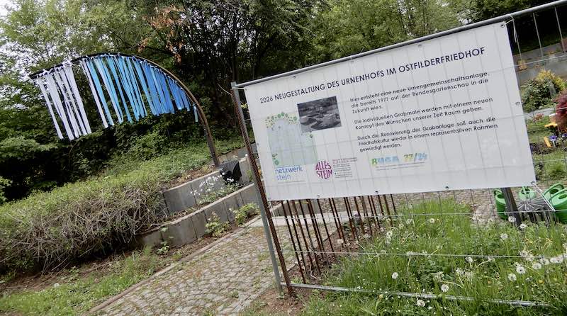 Bauzaun mit Infotafel vor neu gestaltetem Urnenhof auf dem Ostfilderfriedhof Sillenbuch