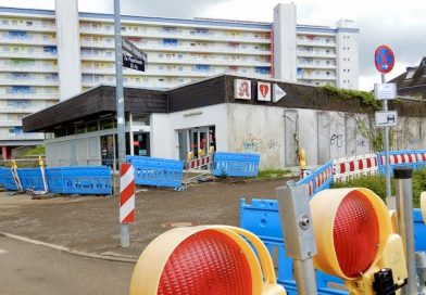 Blick von der gesperrten Paprikastraße auf die Baustelle bei REWE in Heumaden