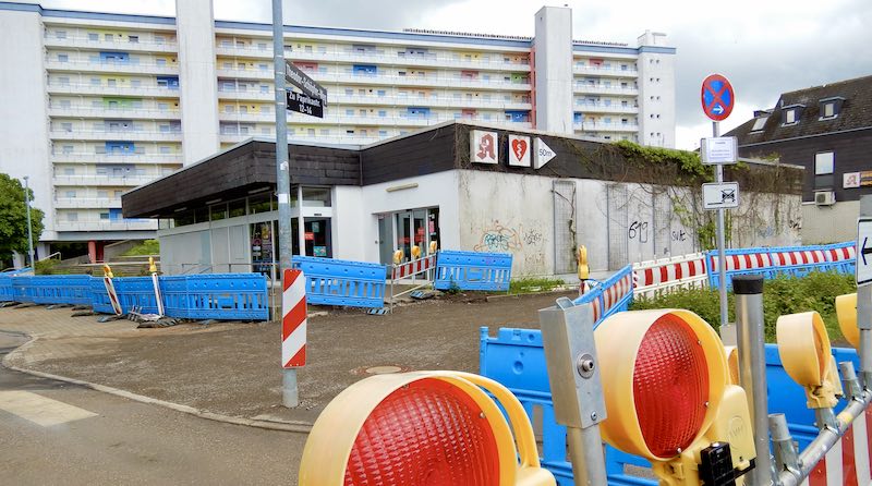 Blick von der gesperrten Paprikastraße auf die Baustelle bei REWE in Heumaden