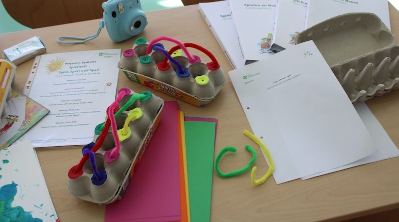 Spielutensilien und Dokumentationsbücher des Spieltreffs Heumaden auf einem Tisch